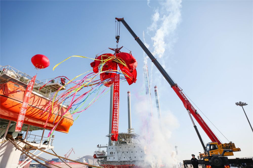 渤船重工建造的華科1號、2號自升助航式作業(yè)平臺命名交工